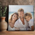 Enkelt 1 fotopatäckning - textövertäckning för bun kakelplatta<br><div class="desc">Använda ett foto och gör en unik och trendig fotopanel. Den här moderna minimidesignen innehåller ett fullt med textöverlägg för att lägga till namn och text. Om du vill flytta något runt klickar du på knappen Anpassa för att göra ändringar.</div>