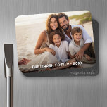 Enkelt 1 fotopatäckning - textövertäckning för bun magnet<br><div class="desc">Använda ett vågrät- eller liggande foto och gör en unik fotomagnet med trendig. Den här moderna minimidesignen innehåller ett foto med text för att lägga till namn och text. Om du vill flytta något runt klickar du på knappen Anpassa för att göra ändringar.</div>