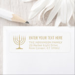 Enkelt 7 ljus Menorah Guld White Returadress Etikett<br><div class="desc">Lägg till den perfekt som avslutar pekpennan till inbjudningar, kort och annan korrespondens med dessa elegant vita returetiketter och guld. Guld är icke-metalltryckt färg, inte folie. All text kan enkelt anpassas med valfri hälsning, namn och adress. Utformningen har en enkel sju ljusmenorah med tända ljus och modern typografi av chicen....</div>