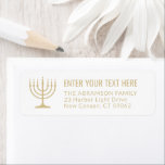Enkelt 7 ljus Menorah Guld White Returadress Etikett<br><div class="desc">Lägg till den perfekt som avslutar pekpennan till inbjudningar, kort och annan korrespondens med dessa elegant vita returetiketter och guld. Guld är icke-metalltryckt färg, inte folie. All text kan enkelt anpassas med valfri hälsning, namn och adress. Utformningen har en enkel sju ljusmenorah med tända ljus och modern typografi av chicen....</div>