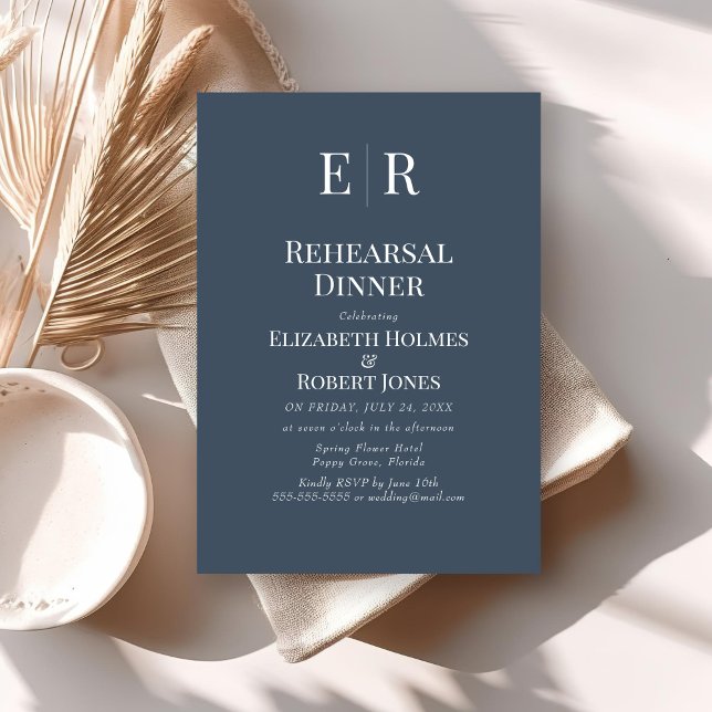 Enkelt blå Monogram - repetitionsmiddag Inbjudningar (Simple Slate Blue Monogram Rehearsal Dinner Invitation on neutral boho wedding table.)