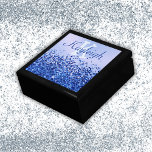 Enkelt blåborstat Metall och Glitter Monogram | Minnesask<br><div class="desc">Förvara dina skatter i stil med den här smyckesbehållaren i trä (presentlåda), designad för kvinnor som uppskattar lite elegans. Den blå metall-penselbakgrunden parad med glitter-accenter skapar en fantastisk kontrast och skapar den här rutan både funktionell och modern. Anpassa den med ditt monogram namn och börja med ett unikt vackert biet....</div>