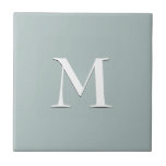 Enkelt blått grått-keramiskt plattor i monogram kakelplatta<br><div class="desc">Enkelt, elegant blått grått keramiskt plattor med anpassade monogram som tillval. Designad för samordning med musik noter-versionen. Finns i andra färg och med matchande artiklar.</div>