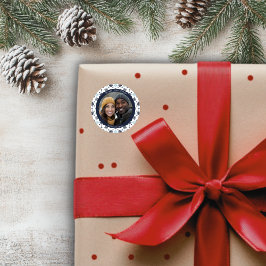 Enkelt blått och vitt snöflammande julfoto runt klistermärke