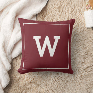 Enkelt Burgundy Red Initial Monogram Kudde