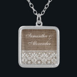 Enkelt Burlap och snöre Silverpläterat Halsband<br><div class="desc">Det enkla burlap- och snöretemat är underbart för ett lantligt,  utomhus- eller landsbyggsbröllop.  Textural avbildar buse-looken av burlapkontraster det mjuka eleganta delikat snöret.   Ta copyrightt på © www.CustomInvitesOnline.com</div>