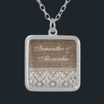 Enkelt Burlap och snöre Silverpläterat Halsband<br><div class="desc">Det enkla burlap- och snöretemat är underbart för ett lantligt,  utomhus- eller landsbyggsbröllop.  Textural avbildar buse-looken av burlapkontraster det mjuka eleganta delikat snöret.   Ta copyrightt på © www.CustomInvitesOnline.com</div>