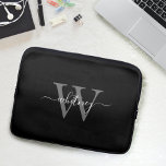 Enkelt Cute Black & White Monogram Namn & initial Laptop Fodral<br><div class="desc">En enkel och modern svartvit kursiv monogramdesign.</div>