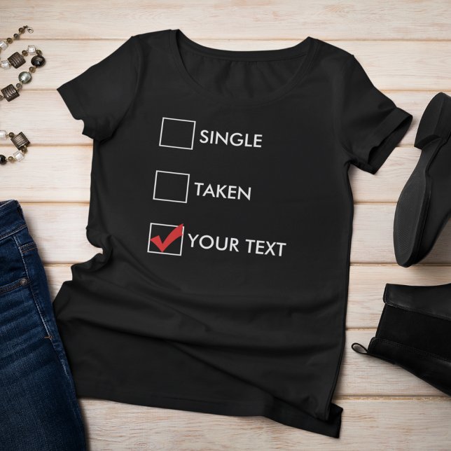 Enkelt (din text) tee (A woman in a black shirt with check boxes labeled "single," "taken," and "your text.")