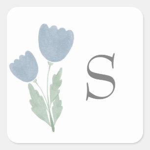 Enkelt Dusty Blue Watercolor Blommigt Monogram Fyrkantigt Klistermärke