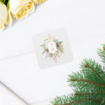 Enkelt Elegant Juli Blommigt Monogram Fyrkantigt Klistermärke<br><div class="desc">Den här vackra botaniska vinteretiketten innehåller buketter av elfenbensblommor och ro,  röda hollbär,  fikon och guldfärgat snöflingor som omger en elegant guld-etikett för ditt monogram på en blek pärlbakgrund grått. Innehåller redigerbar fält.</div>
