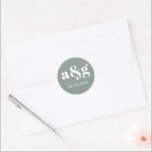 Enkelt, elegant monogram grått bröllop runt klistermärke<br><div class="desc">Enkelt,  elegant monogram grått bröllop-dekal. Det visningar ditt första och ditt bröllop-datum i vitt på grått-bakgrunden. Den koordinerar med vår "Eucalyptus gren vinterbröllopssamling".</div>