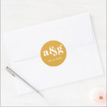 Enkelt, elegant monogram senap gult bröllop runt klistermärke<br><div class="desc">Enkelt,  elegant monogram senap gult bröllop dekal. Det visningar ditt första och ditt bröllop-datum i vitt på gultens bakgrund. Den koordinerar med vår "Eucalyptus gren"-samling.</div>