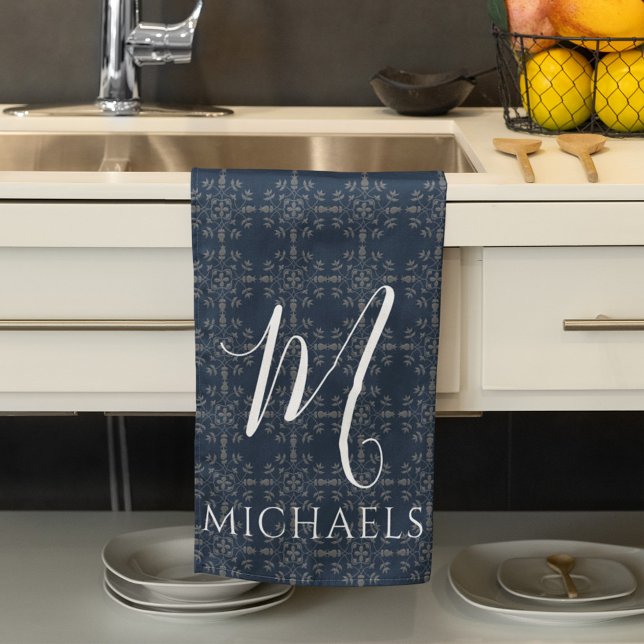 Enkelt Elegant Navy Blue Silver Snowflake Monogram Kökshandduk (Navy blue monogram script kitchen towel. )