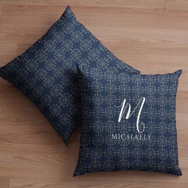 Enkelt Elegant Navy Blue Silver Snowflake Monogram Kudde (Navy blue Silver Snowflake pattern monogram and name pillow)