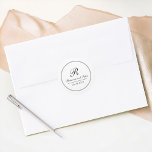 Enkelt Elegant Traditional Bröllop Monogram Runt Klistermärke<br><div class="desc">Den här dekordekdesignen är enkel och elegant och har en enkel dubbla ram i svart text på vit bakgrund, med bridens och triomens monogram inledningsvis i vackra manusjografiska ansikte tillsammans med namn och bröllop. Anpassa den här designen med ditt första datum, namn och bröllop. Det gör en underbar kuvertförsegling eller...</div>