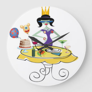 Enkelt flicka med en fest i bord stor klocka