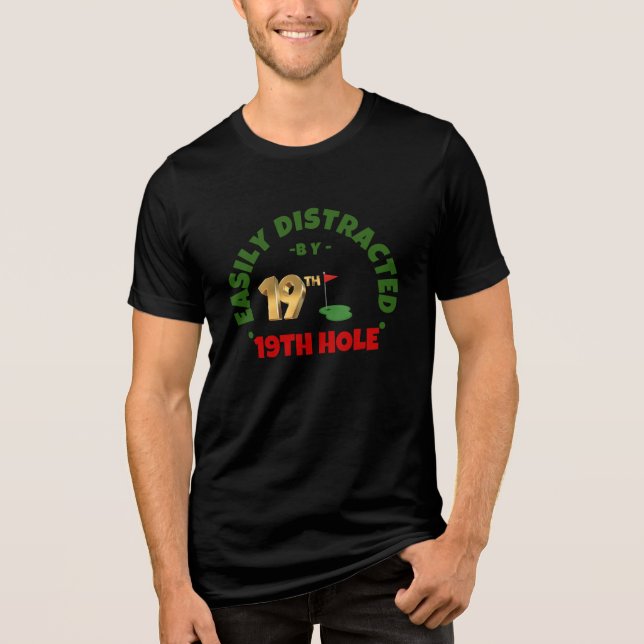 ENKELT FÖRDELAD AV 19:E HÅL GOLF HUMOR T SHIRT (Framsida)