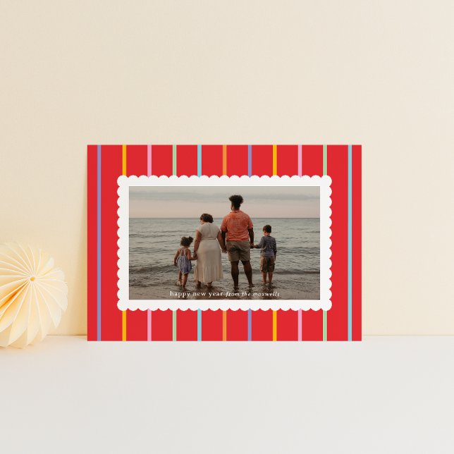 Enkelt foto för Rand och skärmdumpar Julkort (new year card red with bright colored vertical stripes and family photo in a white scalloped frame)
