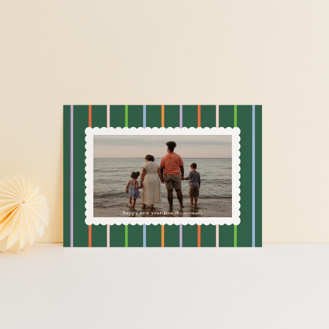 Enkelt foto för Rand och skärmdumpar Julkort (new year card green with bright colored vertical stripes and family photo in a white scalloped frame)