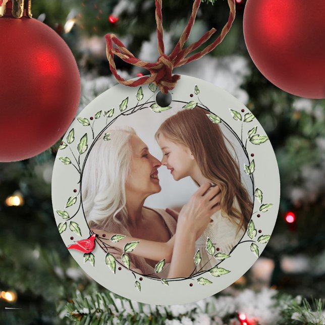Enkelt fotovinter Röd kardinal Greenery Wand Julgransprydnad Keramik (Simple botanical photo circle ornaments with a simple red cardinal bird wreath design. )