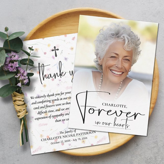 Enkelt funktionsfoto tack kort (Forever in our Hearts funeral photo thank you card your message on the back on dainty wildflowers)