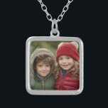 Enkelt fyrkantigt foto - Skapa en nyckelfråga Silverpläterat Halsband<br><div class="desc">En enkel mall för överföring av ett fyrkantigt foto. Denna minimalistiska design omfattar endast ett foto. Om du behöver justera teckningen kan du klicka på anpassningsområdet. Då kommer du till designen i verktyg där du kan göra många ändringar.</div>
