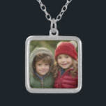 Enkelt fyrkantigt foto - Skapa en nyckelfråga Silverpläterat Halsband<br><div class="desc">En enkel mall för överföring av ett fyrkantigt foto. Denna minimalistiska design omfattar endast ett foto. Om du behöver justera teckningen kan du klicka på anpassningsområdet. Då kommer du till designen i verktyg där du kan göra många ändringar.</div>