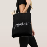 Enkelt Girly Black Personlig Monogram Namn Tygkasse<br><div class="desc">Elegant Modern Minimalist Clean Black Feminine Girly Monogram Namn Namnteckning Personlig Tote Bag för skriptAnpassningsbar. Den här designen som innehåller ditt första namn i ett söt-handskrivet stil-teckensnitt i svan namnteckning typografi (eller kalligrafi) vitt skript på svart färg-bakgrund. Underbar feminin gåva till födelsedag, jul, bröllop, möhippa, söt 16 födelsedagsfest, bachelorette-fest eller...</div>