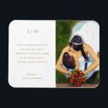 Enkelt Guld White Monogram Photo Bröllop Magnet<br><div class="desc">En enkel bröllopsmagnet som har en modern men ändå elegant design med ditt två brev monogram och ditt tack till att du sänder ett budskap i guld över en vit bakgrund. Till högerna är bild din favorit. Texten kan ändras till valfri färg. En chic och snyggt som är underbar för...</div>