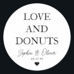 Enkelt klassiskt KÄRLEK DONUTS Heart Wedding Favor Runt Klistermärke<br><div class="desc">En Classic Black Bröllop-etikett med texten "Kärlek och DONUTS" i ett typiskt modernt typsnitt i eleganten. Du kan enkelt personlig det med ditt namn och bröllop-datum.</div>