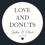 Enkelt klassiskt KÄRLEK DONUTS Heart Wedding Favor Runt Klistermärke<br><div class="desc">En Classic Black Bröllop-etikett med texten "Kärlek och DONUTS" i ett typiskt modernt typsnitt i eleganten. Du kan enkelt personlig det med ditt namn och bröllop-datum.</div>