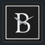 Enkelt klassiskt monogram | Svartvitt Fyrkantig Klocka<br><div class="desc">Minimal och klassad.</div>
