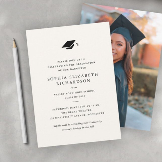 Enkelt klassiskt svartvitt och vitt foto Studenten Inbjudningar (Simple Classic Photo Graduation Invitation.)