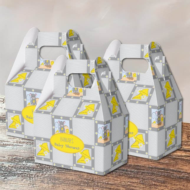 Enkelt könsmognadslager för cute-mus och ost presentaskar (Favor boxes displayed on a wooden table .)