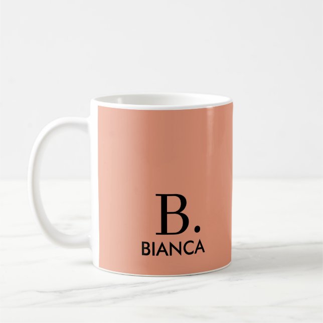 Enkelt korall rosa - minimalistiskt monogram kaffemugg (Vänster)