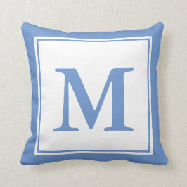 Enkelt kornrosblått och vitt monogrammat kudde