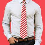 Enkelt korvsivt minsta lilla röda vita stripe slips<br><div class="desc">Den här designen har en enkel,  söt,  minimalistisk manar med vita ränder av vit roligt som har strimlat rand,  färglöst och vit färg,  med blå rosa svart grönt,  julgransfärg,  julfest,  ren enkel,  enkel,  vacker julfest,  stollig,  unik kreativ förenklad,  roligt helgdag,  manar helgdag,   ,  konfektionsaxar.</div>