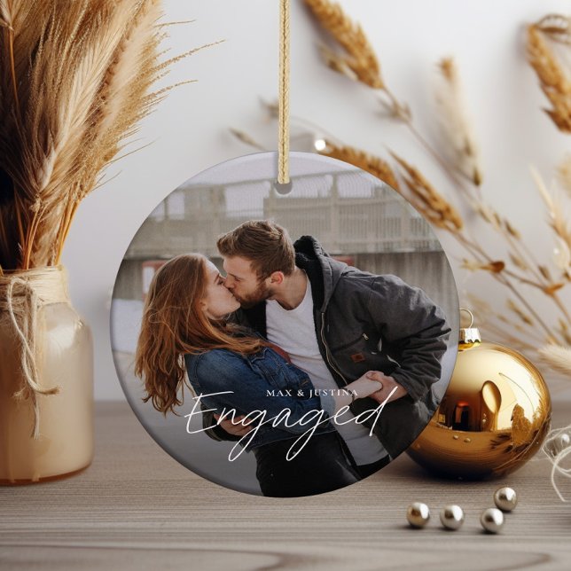 Enkelt manus Förlovad 2 Foto Bröllopsförlovning Julgransprydnad Keramik (Modern script engaged couples 2 photo wedding engagement christmas tree holiday ornament.)