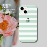 Enkelt minimalistiskt Grönt Rand Bow Monogram<br><div class="desc">Vi presenterar vår nya iPhone 14 fodral, designad med en enkel grönt och vit strimlad mönster som säkert kommer att vända huvudet. För att öka skärpan har vi inkluderat en liten svart båge på framsidan. Och för att göra det till en verklig personlig kan fodral monogrammeras med ert initialer. Fodral...</div>
