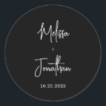 Enkelt minimalistiskt handskrivet skript i svart B Runt Klistermärke<br><div class="desc">Enkelt minimalistiskt handskrivet skript svart och vit Bröllop Classic Round Sticker.</div>