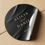 Enkelt minimalistiskt hölje i elegant bröllop runt klistermärke<br><div class="desc">Elegantens enkla, minimala bröllopsinbjudan Svart kuvertklistermärke med ett trendig för chic i klassformat faux shinny guld calligraphy-skript. Enkel att anpassa med dina uppgifter! Lämplig för formell svartvit neutralt bröllop. Observera att bakgrunden till färg kan ändras för att matcha bröllop-färg-schemat. Om det känns bekvämt att göra det kan du ändra det...</div>