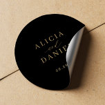 Enkelt minimalistiskt hölje i elegant bröllop runt klistermärke<br><div class="desc">Elegantens enkla, minimala bröllopsinbjudan Svart kuvertklistermärke med ett trendig för chic i klassformat faux guld-kalligrafi. Enkel att anpassa med dina uppgifter! Lämplig för formell svartvit neutralt bröllop. Observera att bakgrunden till färg kan ändras för att matcha bröllop-färg-schemat. Om det känns bekvämt att göra det kan du ändra det efter att...</div>