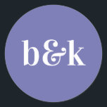 Enkelt minimalistiskt Monogram Initialer Lila Bröl Runt Klistermärke<br><div class="desc">Modern,  minimal,  minimalistisk och enkel utformning av bröllop med stort fet brev i orange färg: VERY PERI,  lilac mauve (färg,  font,  text,  storlek kan ändras).  Med date- och brude- och groommonogram (initialer).  Stickers/sälar för bröllopsinbjudan. Perfekt för det unga paret för hösten/bröllop.</div>