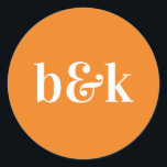 Enkelt minimalistiskt Monogram Initialer Orange Br Runt Klistermärke<br><div class="desc">Modern,  minimal,  minimalistisk och enkel bröllop-design med stort fet brev i orange färg: Sunny Orange (färg,  typsnitt,  text,  storlek kan ändras). Med date- och brude- och groommonogram (initialer). Stickers/sälar för bröllopsinbjudan. Perfekt för det unga paret för hösten/bröllop.</div>