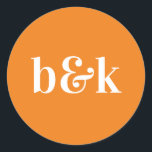 Enkelt minimalistiskt Monogram Initialer Orange Br Runt Klistermärke<br><div class="desc">Modern,  minimal,  minimalistisk och enkel bröllop-design med stort fet brev i orange färg: Sunny Orange (färg,  typsnitt,  text,  storlek kan ändras). Med date- och brude- och groommonogram (initialer). Stickers/sälar för bröllopsinbjudan. Perfekt för det unga paret för hösten/bröllop.</div>
