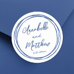 Enkelt minimalistiskt Namn Blue Hand plockade Bröl Runt Klistermärke<br><div class="desc">Enkelt minimalistiskt bröllop med Doodle Ram. De här charmerande fyrkantiga vigselklistermärkena har briden och brudgummens datum namn och bröllop som visas i en blandning av ren och snyggt typsnitt. Att omge designen är en lekfull handdragen doodle ram av röriga cirklar, som tillför en roligt och viskning. Anpassadet är helt och...</div>