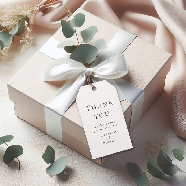 Enkelt minimalistiskt par Namn Bröllop Tack Presentetikett (Simple Minimalist Couple Names Wedding Thank You Gift Tags on an elegant gift box with ribbon.)