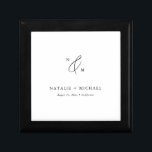 Enkelt minimalistiskt svartvit Bröllop-monogram Minnesask<br><div class="desc">Tittar för ett enkelt och elegant sätt att lagra dina bröllop-nyckelfrågor? Ta en titt på den här enkla, minimalistiska presentlådan Black & White Bröllop Monogram. Med sin rena och moderna utformning är den här presentlådan perfekt för nyfödda, jubileumsdagar firande eller till och med möhippor. Det svarta och vita färg-systemet och...</div>