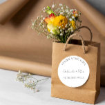 Enkelt minimalistiskt svartvitt Bröllop Tack Runt Klistermärke<br><div class="desc">Öka tacksamheten med våra enkla minimalistiska,  klassiska,  runda cirklar vid Svarta vita Bröllop-Tacken. De här eleganterna ger en elegant utformning som ger uttryck för din uppskattning på ett snyggt. Perfekt för att lägga till en personlig beröring till dina bröllopsfavoriter eller tacknämliga anteckningar. Gör tacksamhetsgester med de här chicen!</div>